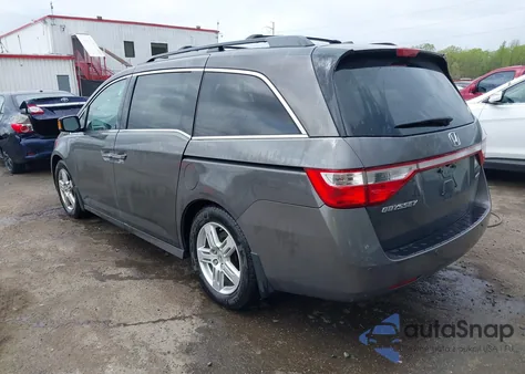 2013 Honda Odyssey Touring z USA, uszkodzony, nr VIN 5FNRL5H94DB013310